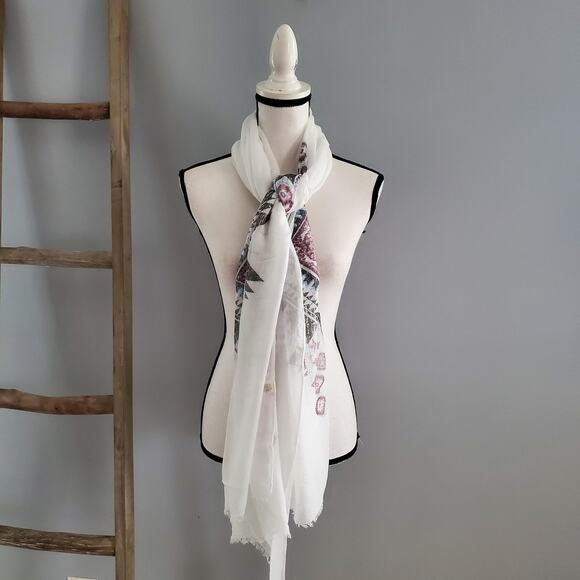 White Large Lightweight Aztec Pattern Fringe Hemmed Scarf - Picture 3 of 6